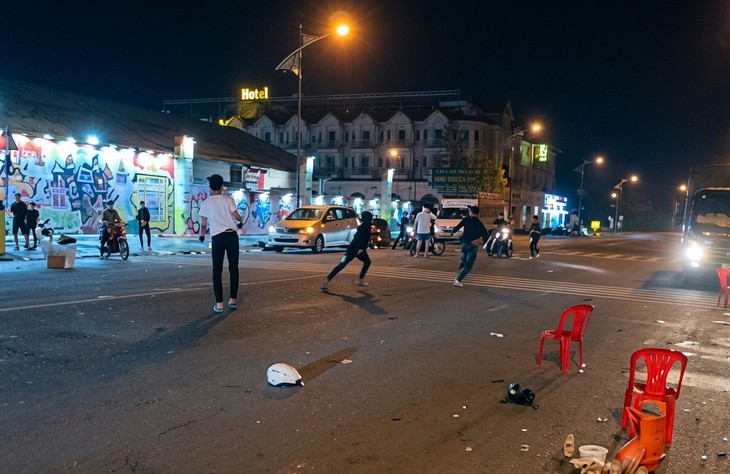 Xác minh nhóm thanh thiếu niên đánh, chém nhau gây náo loạn hội chợ ở Rạch Giá - Ảnh 1.
