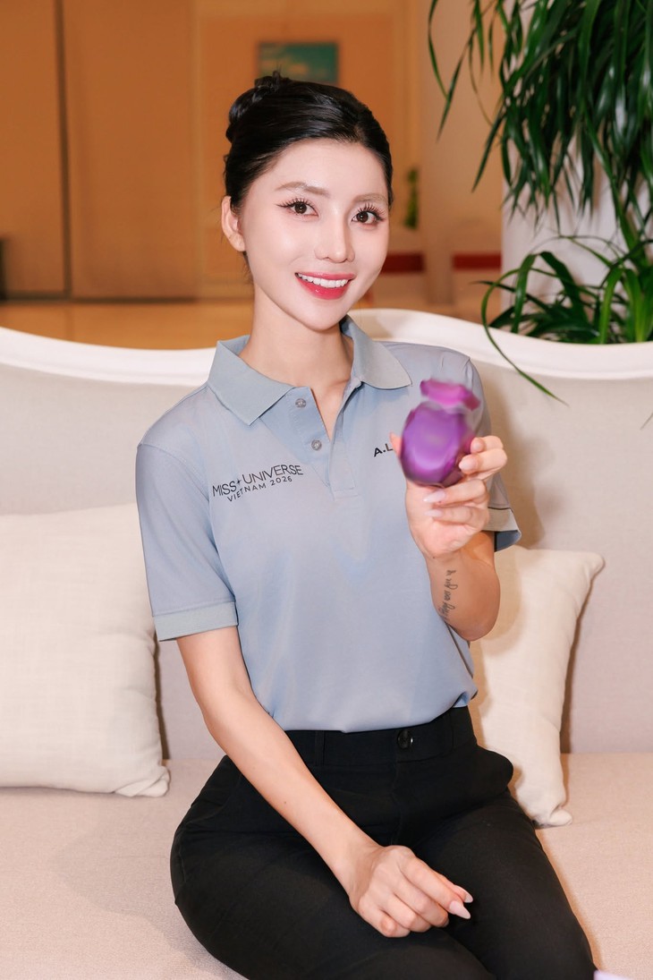 Người đẹp Miss Universe Vietnam 2026 mặc áo xám, khán giả liên tưởng công nhân tan ca - Ảnh 3.