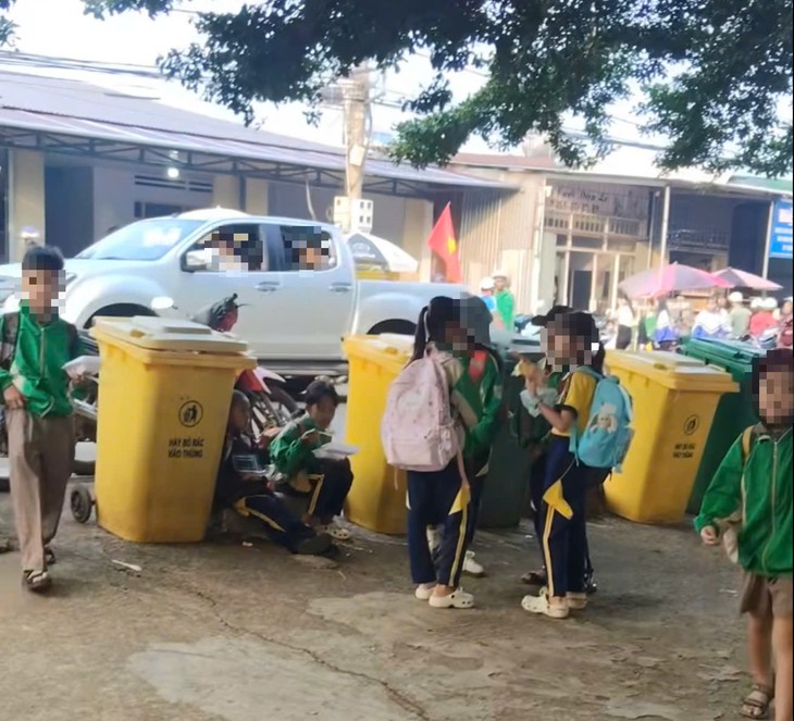 Học sinh ăn sáng cạnh thùng rác, trường nói gì? - Ảnh 1.