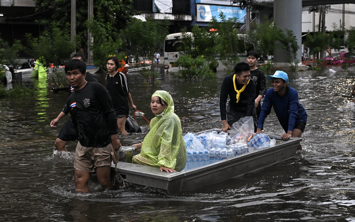 Thủ tướng Thái Lan lấy tiền túi phát cho dân chịu cảnh ngập lụt - Ảnh 2.