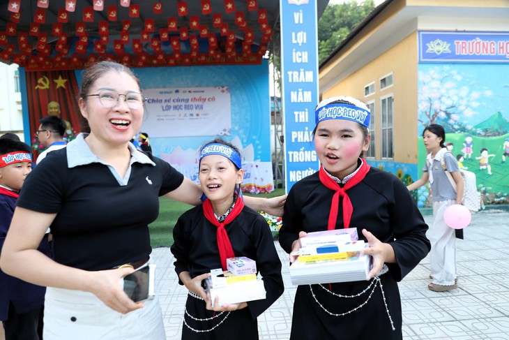 Hiệu trưởng, giáo viên vùng cao 30 năm công tác chưa được nhận quà, chỉ xin tài trợ cho học sinh - Ảnh 1.