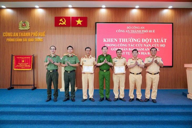 Hai CSGT ở Huế được khen thưởng vì kịp thời cứu người nghi đột quỵ - Ảnh 1.