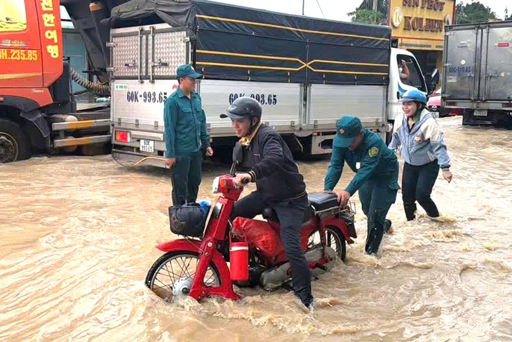Mưa lớn, triều dâng, dân Đồng Nai sáng sớm bì bõm lội nước đi làm - Ảnh 1.