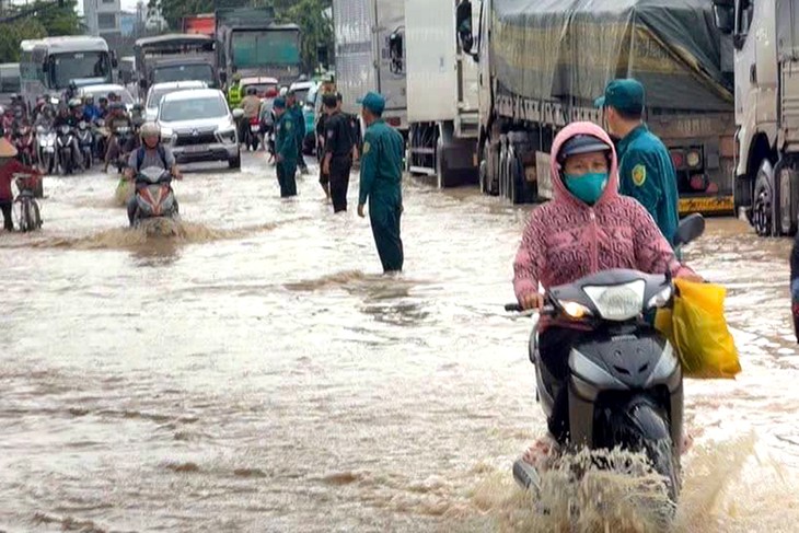 Mưa lớn, triều dâng, dân Đồng Nai sáng sớm bì bõm lội nước đi làm - Ảnh 3.