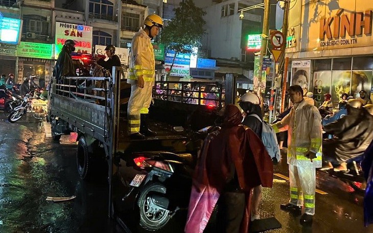 Đường Phan Huy ích ngập nặng nhất trong nhiều năm, xe buýt nước tràn vào chết máy - Ảnh 10.