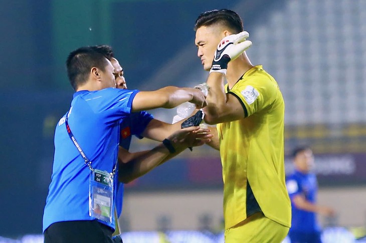 Lê Giang Patrik phải khâu 2 mũi - Ảnh 1.