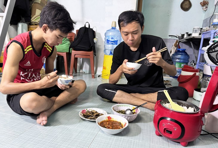 Phan Minh Thuận làm thuê, học bổ túc đoạt giải Hóa, đậu đại học - Ảnh 9.