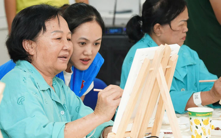 Tặng 200 bộ tóc hơn 1 tỉ đồng, mong bệnh nhân ung thư kiên cường thắng bệnh tật  - Ảnh 2.