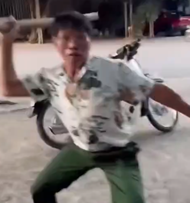 Vụ người đàn ông cầm điếu cày đuổi đánh người: Người bị đánh tới khiêu khích, xưng hô mày tao - Ảnh 1.