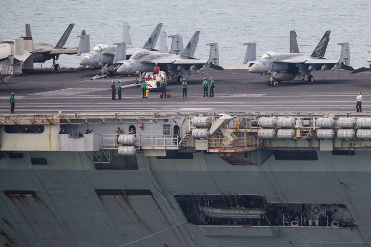 Thủy thủ tàu USS Abraham Lincoln làm nail, mát xa, uống dừa... như đang mơ ở Thái Lan - Ảnh 1.