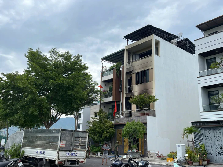 Từ vụ cháy 2 người chết nghi do sạc điện thoại dẫn đến chập điện: Cảnh báo thói quen sạc điện thoại không đúng cách - Ảnh 1.
