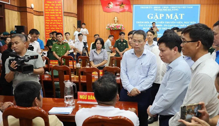 Chủ tịch UBND TP Đà Nẵng thăm hỏi 32 ngư dân tàu câu mực gặp nạn trở về - Ảnh 1.
