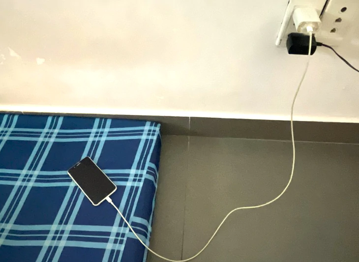Từ vụ cháy 2 người chết nghi do sạc điện thoại dẫn đến chập điện: Cảnh báo thói quen sạc điện thoại không đúng cách - Ảnh 2.