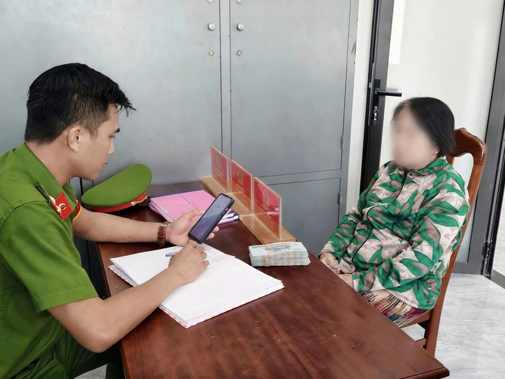 Ôm 159 triệu ghé vào Công an xã, bà cụ nhận ra mình suýt mất mớ vàng - Ảnh 1.