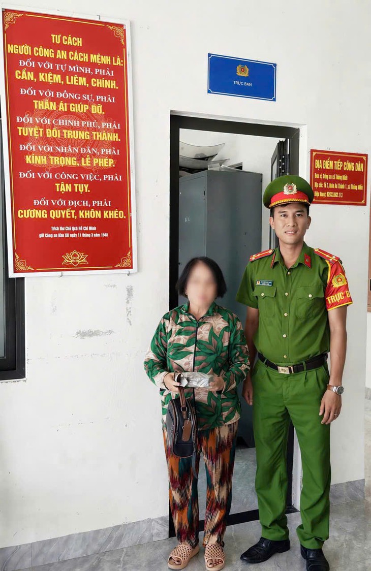 Ôm 159 triệu ghé vào Công an xã, bà cụ nhận ra mình suýt mất mớ vàng - Ảnh 2.