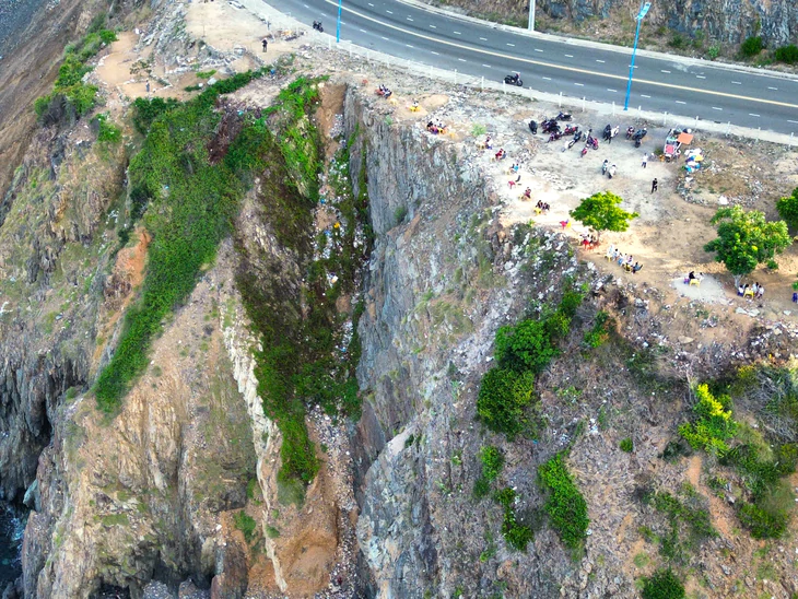 Dẹp hàng quán bất chấp nguy hiểm để du khách ăn uống, chụp ảnh trên mép vực đèo ở Nha Trang - Ảnh 1.