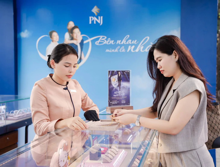 PNJ mua lại gần 5.000 tỉ đồng tiền hàng trong 2 tháng qua, tổn thất 1.446 tỉ đồng - Ảnh 1.