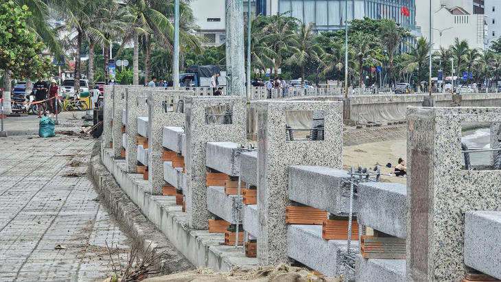 Hệ thống lan can dọc bờ biển ở Nha Trang vốn đầu tư gần 13,8 tỉ đồng ra sao sau gần 2 tháng thi công? - Ảnh 1.