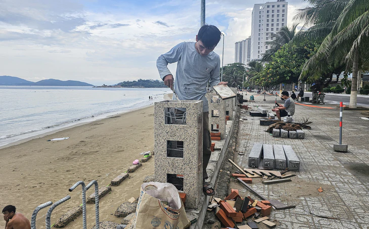 Hệ thống lan can dọc bờ biển ở Nha Trang vốn đầu tư gần 13,8 tỉ đồng ra sao sau gần 2 tháng thi công? - Ảnh 4.