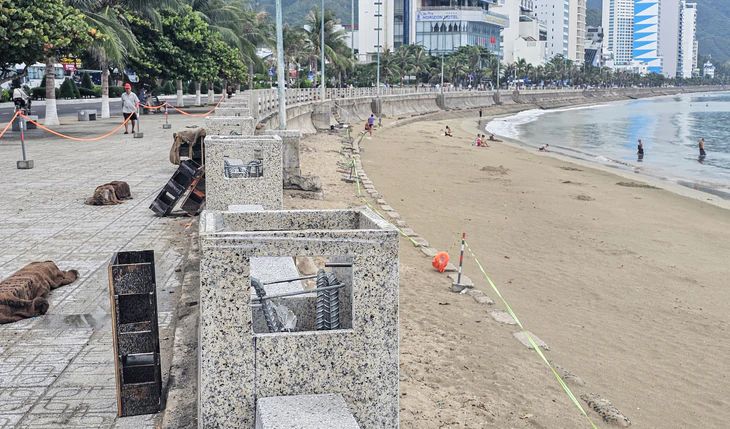 Hệ thống lan can dọc bờ biển ở Nha Trang vốn đầu tư gần 13,8 tỉ đồng ra sao sau gần 2 tháng thi công? - Ảnh 3.