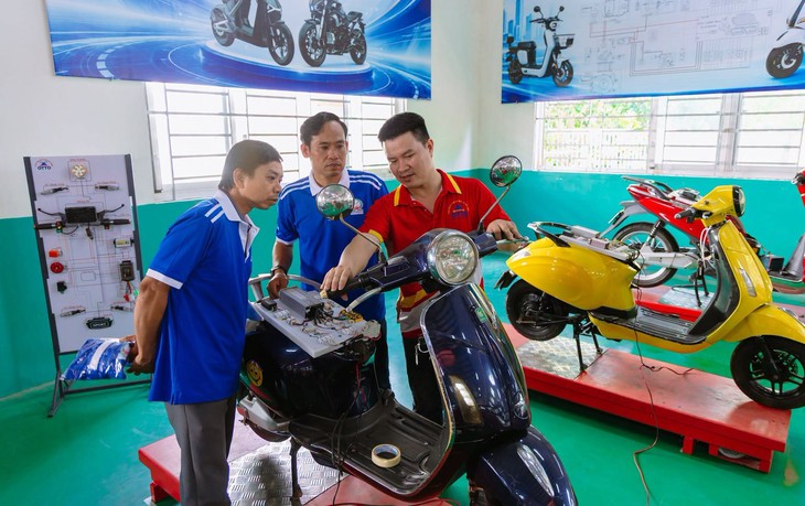 Trường nghề đưa kỹ năng xanh vào xưởng, kéo doanh nghiệp vào lớp học - Ảnh 3.