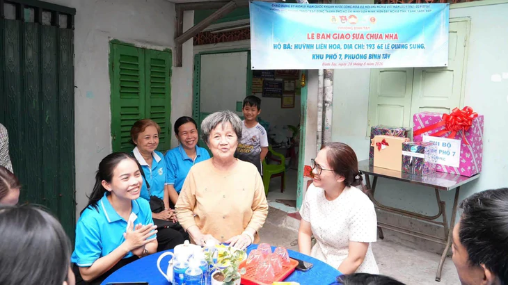 Sửa chữa nhà và tặng quà cho người dân khó khăn tại TP . HCM - Ảnh 2.