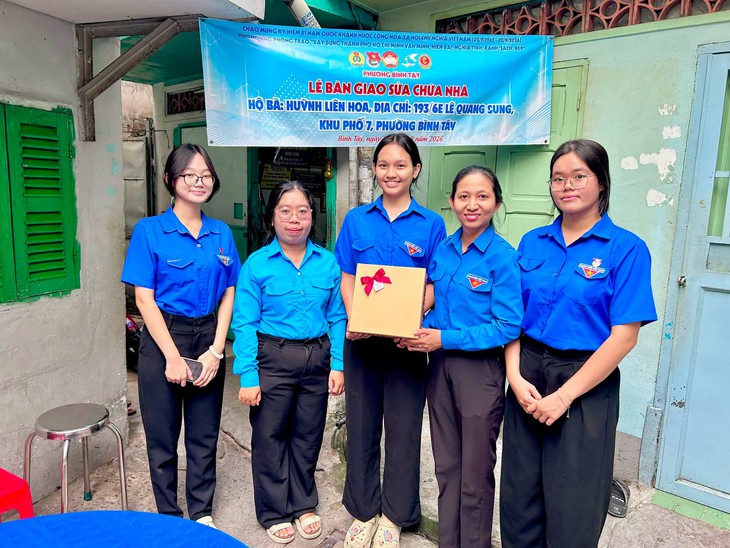 Sửa chữa nhà và tặng quà cho người dân khó khăn tại TP . HCM - Ảnh 4.