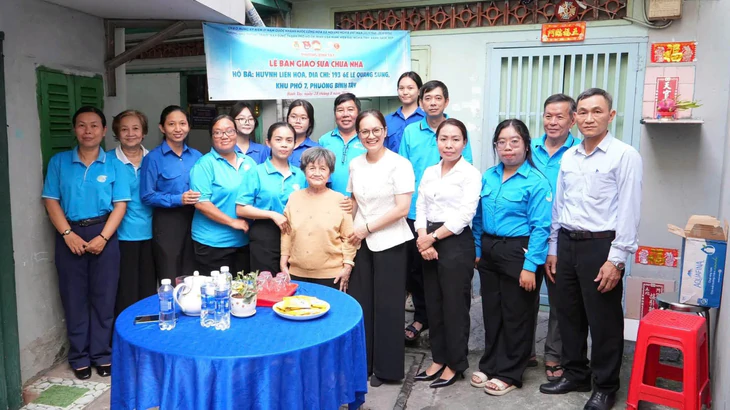Sửa chữa nhà và tặng quà cho người dân khó khăn tại TP . HCM - Ảnh 3.