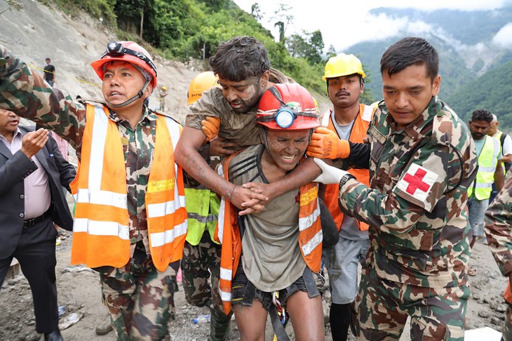 Kỳ tích ở Nepal: Hai công nhân được cứu sống sau 9 ngày mắc kẹt trong đường hầm - Ảnh 1.
