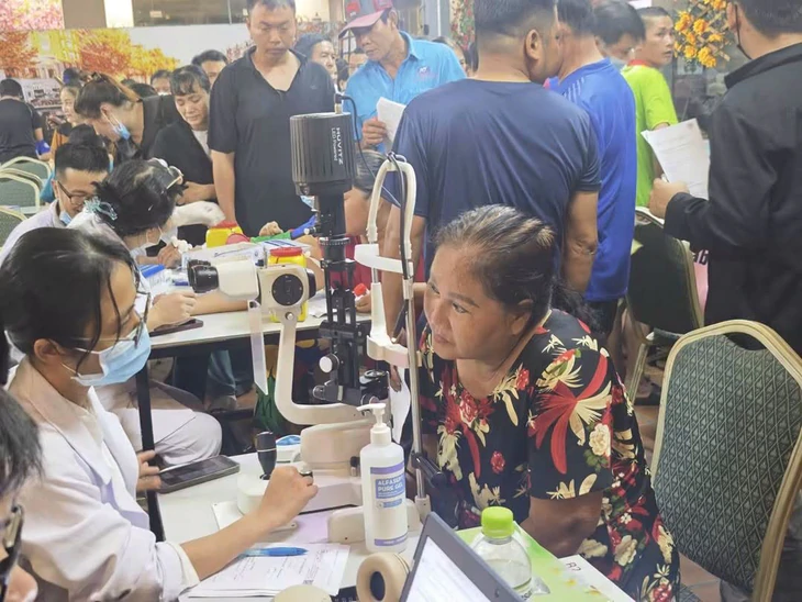 Trao Suất ăn yêu thương và khám sức khỏe miễn phí cho người dân tại TP . HCM - Ảnh 6.