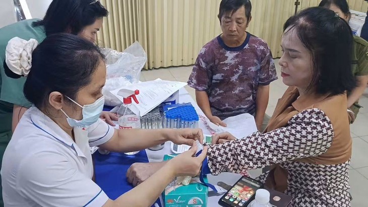 Trao Suất ăn yêu thương và khám sức khỏe miễn phí cho người dân tại TP . HCM - Ảnh 4.