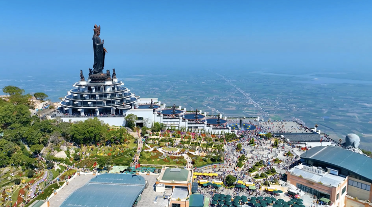 Du lịch Tây Ninh thu gần 280 tỉ đồng trong mùa lễ 2-9, Núi Bà Đen vẫn là nơi đông khách nhất - Ảnh 1.