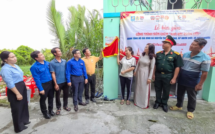 Sửa chữa nhà và tặng quà cho người dân khó khăn tại TP . HCM - Ảnh 1.