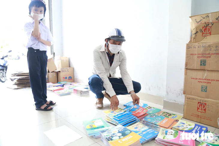 Phụ huynh chen nhau mua sách trước ngày khai giảng, nhiều người ra về tay trắng - Ảnh 2.