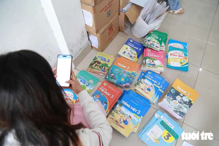Phụ huynh chen nhau mua sách trước ngày khai giảng, nhiều người ra về tay trắng - Ảnh 3.