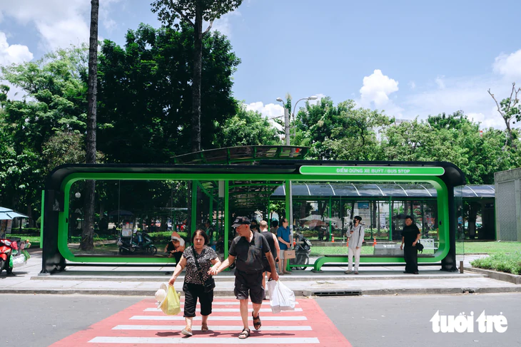 Nhà chờ xe buýt mới kết nối với ga metro Bến Thành - Ảnh 1.