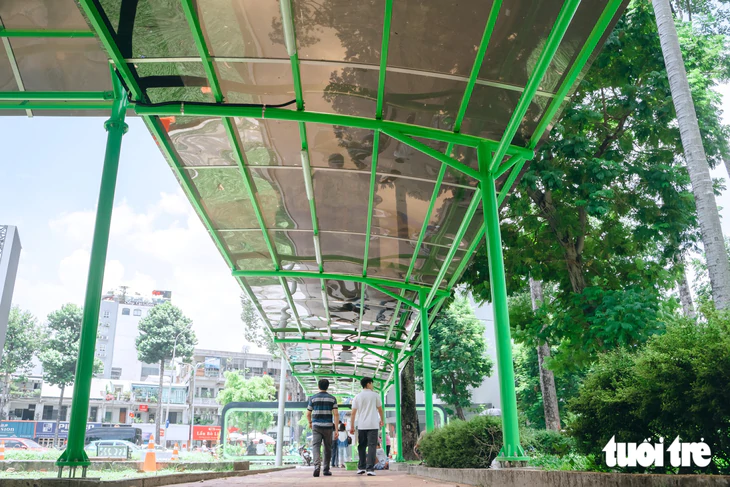 Nhà chờ xe buýt mới kết nối với ga metro Bến Thành - Ảnh 6.
