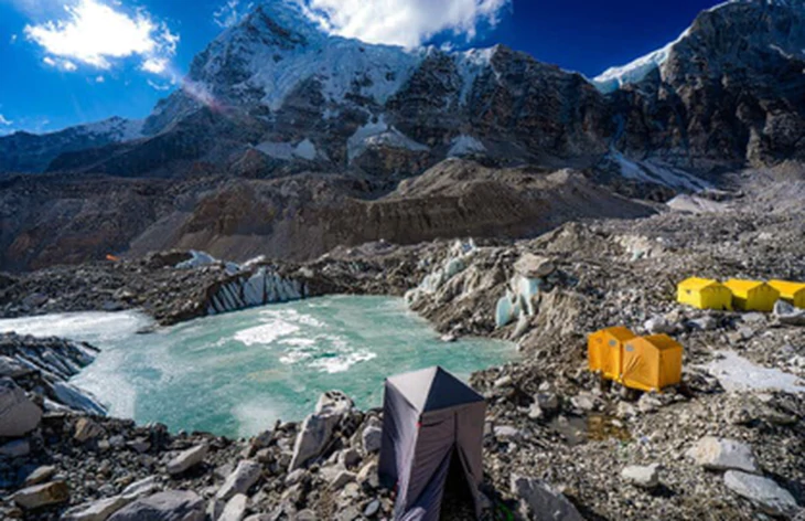 Sông băng Everest tan vì... nước tiểu của người leo núi? - Ảnh 1.