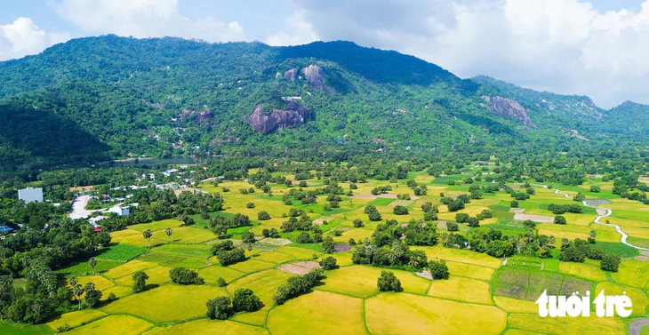 Xe ôm tự phát chở du khách lên núi Dài ở Tri Tôn: Địa phương chỉ đạo ‘nóng’ dẹp ngay - Ảnh 2.
