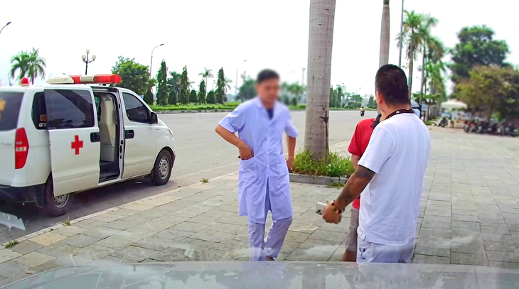 Vụ đưa bệnh nhân về nhà 16km trả 9 triệu đồng: Công an đang xác minh xe cấp cứu từ bên ngoài lấy logo, gắn còi hú của bệnh viện - Ảnh 2.