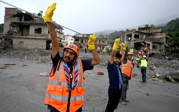 Nepal giải cứu công dân Trung Quốc mắc kẹt 10 ngày sau lũ quét, cách cửa hầm 225 m - Ảnh 3.