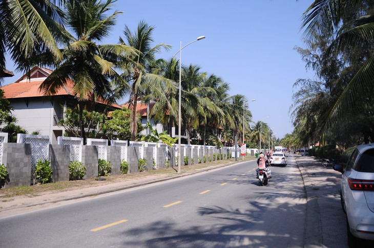 Cảnh tượng ngổn nggang như đại công trường, thi công chạy mưa bão trên 'bãi biển đẹp nhất châu Á' - Ảnh 1.