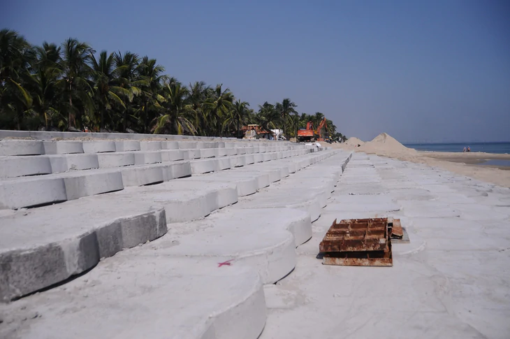 Cảnh tượng ngổn nggang như đại công trường, thi công chạy mưa bão trên 'bãi biển đẹp nhất châu Á' - Ảnh 3.
