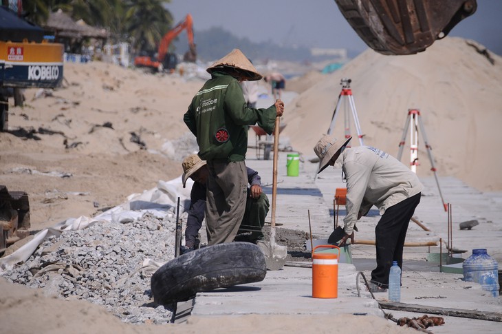 Cảnh tượng ngổn nggang như đại công trường, thi công chạy mưa bão trên 'bãi biển đẹp nhất châu Á' - Ảnh 4.