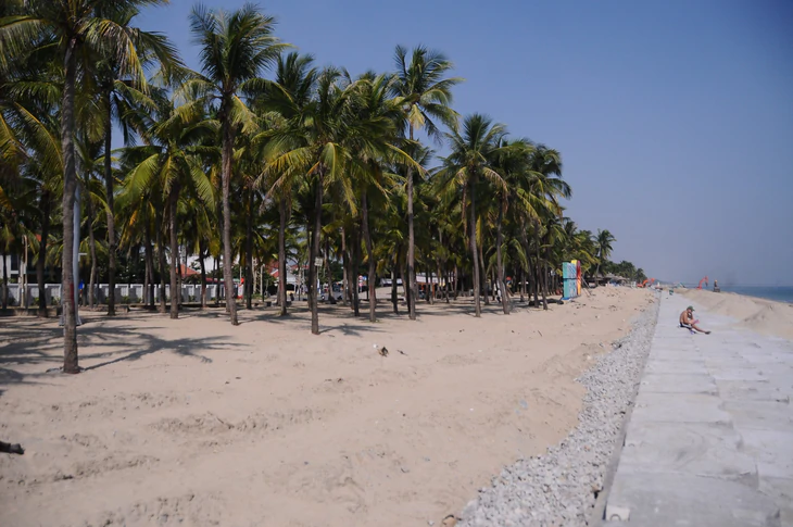 Cảnh tượng ngổn nggang như đại công trường, thi công chạy mưa bão trên 'bãi biển đẹp nhất châu Á' - Ảnh 8.