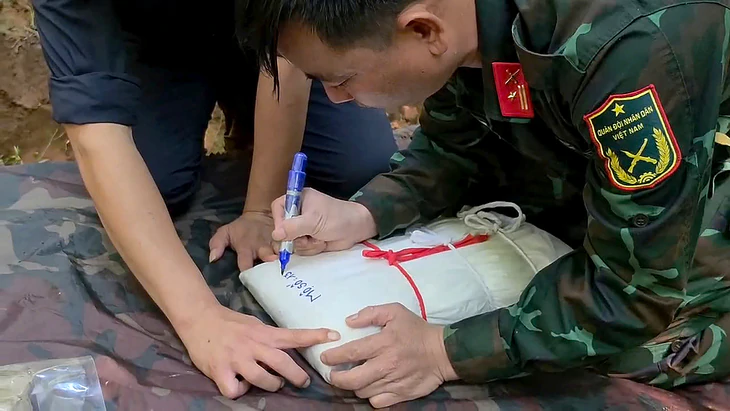 Phát hiện 2 hài cốt liệt sĩ ở rừng tràm, nghi là liệt sĩ hy sinh tại Lào đưa về an táng - Ảnh 2.