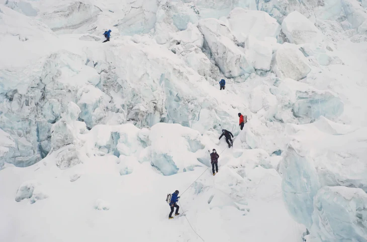 6.000 lít nước tiểu mỗi ngày của người leo núi góp phần làm tan băng Everest - Ảnh 2.