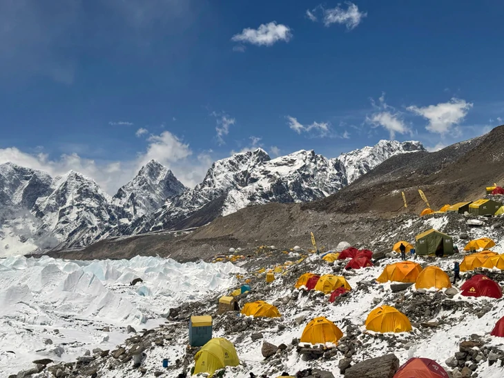 6.000 lít nước tiểu mỗi ngày của người leo núi góp phần làm tan băng Everest - Ảnh 1.