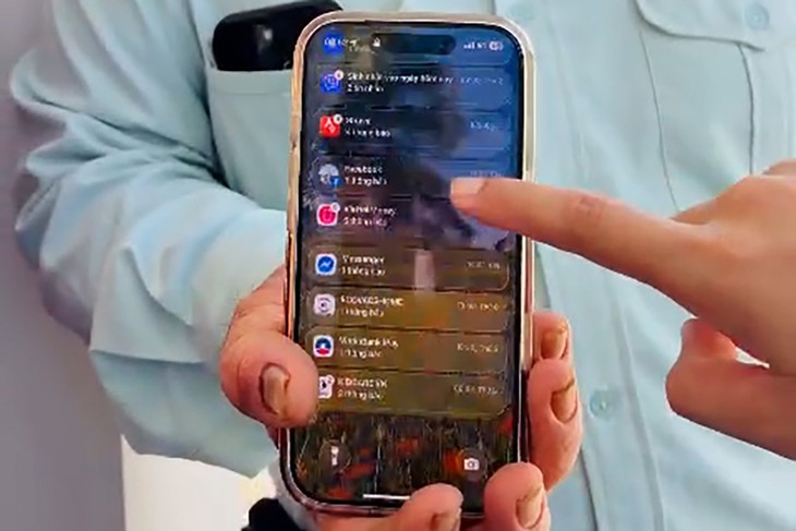 Gió thổi bay iPhone xuống sông Bến Hải, du khách nhận lại nguyên vẹn sau 3 ngày - Ảnh 2.