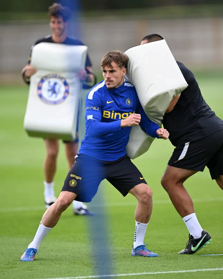 Chelsea luyện 'chiêu lạ' của môn bóng bầu dục trước đại chiến Arsenal - Ảnh 1.